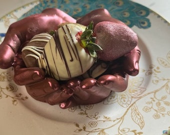 Fragole decadenti immerse a mano nel cioccolato belga