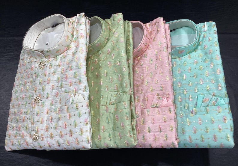Pode incluir: Quatro camisas com padr&otilde;es diferentes, com colarinho mandarim e um bolso no lado esquerdo. As camisas s&atilde;o de cor branca, verde, rosa e azul.