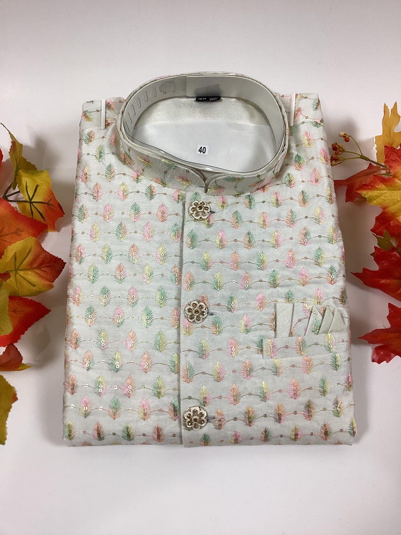 Pode incluir: Uma camisa branca de bot&otilde;es com colarinho mandarim e padr&atilde;o floral. A camisa tem tr&ecirc;s bot&otilde;es dourados e um bolso do lado direito. O tamanho 40 est&aacute; impresso no interior do colarinho.