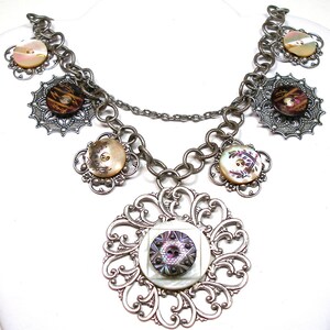 Collier de déclaration BOUTON des années 1800. 8 boutons victoriens en nacre sur argent. Un bijou de bouton antique unique en son genre. AlliésParures image 5