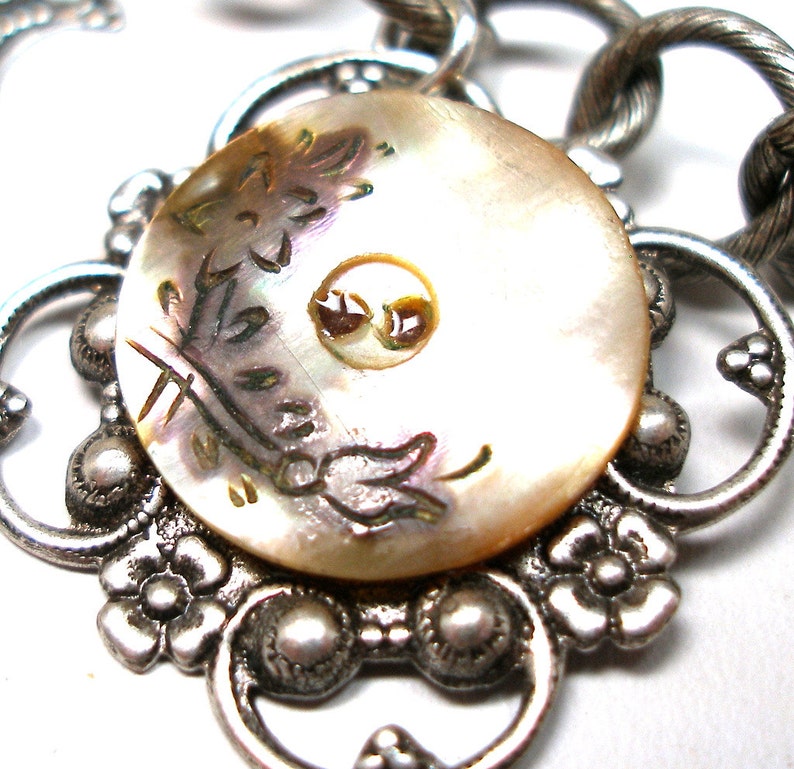 Collier de déclaration BOUTON des années 1800. 8 boutons victoriens en nacre sur argent. Un bijou de bouton antique unique en son genre. AlliésParures image 4