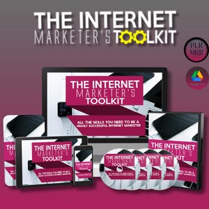 Può includere: Un pacchetto di prodotti digitali chiamato "The Internet Marketer's Toolkit" è mostrato su uno sfondo rosa. Il pacchetto include un corso digitale, una cartella di Google Drive e diversi CD. Il testo "All the skills you need to be a highly successful internet marketer" è visualizzato sullo schermo.