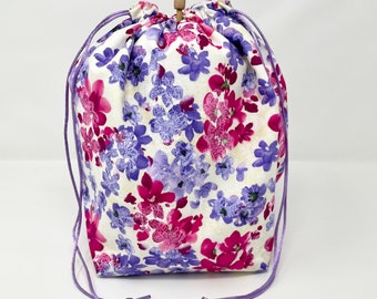 VENDITA IN MOVIMENTO - Borsa per progetti di maglieria all'uncinetto con coulisse e fiori rosa magenta viola