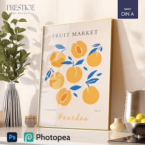 Puede incluir: Una impresión enmarcada con fondo blanco y el texto "Fruit Market" en negro. La impresión presenta una ilustración estilizada de un melocotón con melocotones naranjas y hojas azules. El texto "Peaches" está en la parte inferior de la impresión.