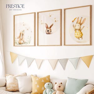 Kwekerijmodel 3 houten lijsten, pastelkleur kinderkamerinterieur, wandgalerij mock-upset met drie lijsten, knuffels, DIN A2-formaat 5 x 7 staand PSD