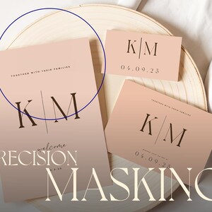 Pode incluir: Um convite de casamento cor de p&ecirc;ssego com as iniciais "K/M" e a data "04.09.25". O convite est&aacute; sobre uma superf&iacute;cie de madeira com um pano branco no fundo.