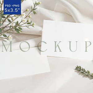 Cartão Postal Convite de Casamento Mockup Conjunto de Dois Convites PSD Chá de Panela Neutro Folhagem Verde Convite Horizontal Revelação de Gênero