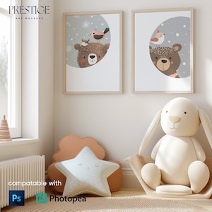 Maquetas de 2 colores neutros, habitación infantil en tonos pastel brillantes, marcos verticales marrones, borde de madera tamaño A4, interior de juguete de conejito de peluche PSD
