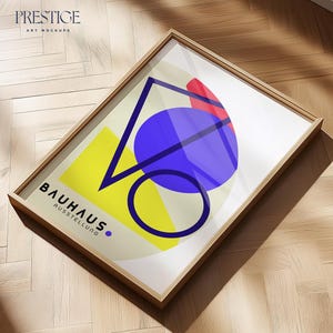 Puede incluir: Un póster enmarcado con un diseño geométrico en amarillo, azul y rojo. El póster dice "Bauhaus Ausstellung".
