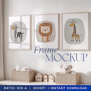 Adorable maqueta de arte de pared para guardería, minimalista, con tres marcos en blanco, capa inteligente PSD, decoración neutra, juguetes de peluche suaves, retrato interior, borde blanco A2