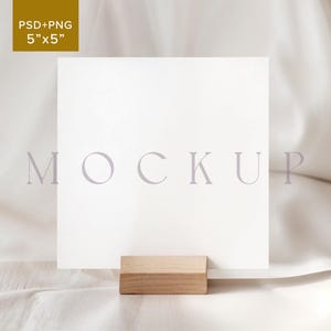 Minimale baby shower vierkante kaart mockup uitnodigen crème doek bruids uitnodiging PSD mockup 5 x 5 bruiloft pasgeboren verjaardag stationair slim object