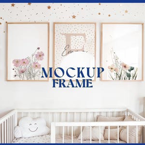 保育園ギャラリーモックアップ3セット ブラウンフレーム ミニマルプレイルーム 温かみのあるインテリア 子供部屋 3フレーム壁モックアップセット 子供部屋 A2 縦向き PSD