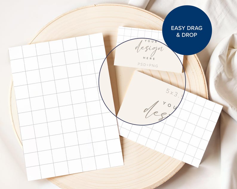 Pode incluir: Dois cart&otilde;es brancos com um padr&atilde;o de grade em uma superf&iacute;cie de madeira. O cart&atilde;o superior tem o texto "Your design here PSD+PNG" e o cart&atilde;o inferior tem o texto "5x3... Your design".