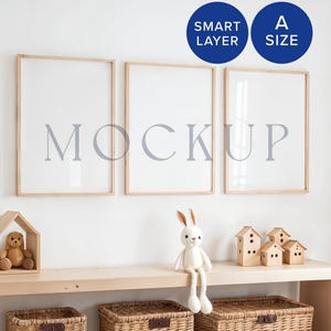 Conjunto de 3 maquetes de arte de parede para berçário, molduras em branco, camada inteligente, PSD, decoração neutra aconchegante, moldura marrom, brinquedos macios, creme minimalista, retrato interno A2 5x7