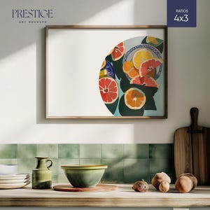 Könnte beinhalten: Ein gerahmter Druck eines Stilllebens mit einem Teller geschnittener Zitrusfrüchte, darunter Orangen, Grapefruits und Zitronen, mit grünen Blättern. Der Druck ist in einem Holzrahmen und hängt an einer weißen Wand.