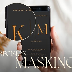 Puede incluir: Un tel&eacute;fono inteligente negro que muestra una invitaci&oacute;n de boda con letras doradas. La invitaci&oacute;n dice "Junto con sus familias, K & M les dan la bienvenida para celebrar su uni&oacute;n".