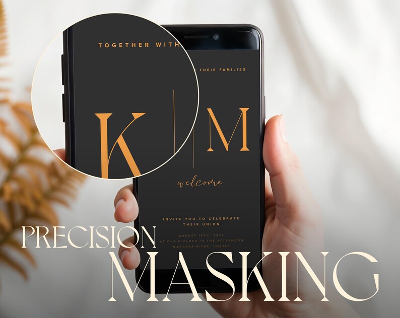 Puede incluir: Un tel&eacute;fono inteligente negro que muestra una invitaci&oacute;n de boda con letras doradas. La invitaci&oacute;n dice "Junto con sus familias, K & M les dan la bienvenida para celebrar su uni&oacute;n".