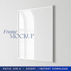 Puede incluir: Una maqueta de marco rectangular blanco con el texto "Frame Mockup" en azul. El marco está montado en una pared blanca, con un reflejo de ventana visible. La parte inferior de la imagen tiene el texto "RATIO: DIN A | 300DPI | INSTANT DOWNLOAD".