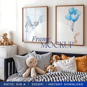 Maqueta de arte de pared enmarcado para niños, 2 juegos, acogedor dormitorio infantil, borde en blanco, pósteres enmarcados, sala de juegos minimalista, interior, juguete de peluche, capa inteligente PSD
