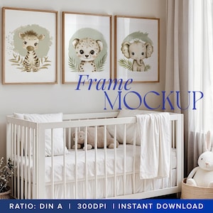 Adorable maqueta de arte de pared para guardería, minimalista, con tres marcos en blanco, capa inteligente PSD, decoración neutra, conejo de peluche, retrato de cuna blanco, borde de roble A2