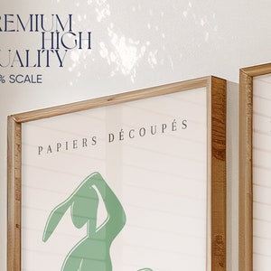 Puede incluir: Dos impresiones enmarcadas con un dise&ntilde;o minimalista. La impresi&oacute;n de la izquierda presenta una silueta verde de una persona con el texto "PAPIERS D&Eacute;COUP&Eacute;S" en azul. La impresi&oacute;n de la derecha presenta un rect&aacute;ngulo verde con el texto "PORT" en azul.