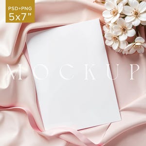 Mockup di invito per baby shower in tessuto rosa, modello 5x7 in lino rosa, biglietto di auguri, celebrazione nuziale, espositore per ritratti, forniture per feste