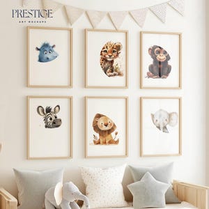 Könnte beinhalten: Ein Set aus sechs gerahmten Drucken mit verschiedenen Tierillustrationen. Die Drucke sind in einem hellen Holzrahmen und haben einen weißen Hintergrund. Die Tiere umfassen ein Zebra, einen Löwen, einen Elefanten, ein Flusspferd, einen Affen und einen Leoparden.