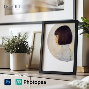 Wohnzimmerschrank Mockup, vertikaler schwarzer Randrahmen, stilvolles Fotoporträt-Mockup, warmes Licht, diffuse Schatten, A4-verhältnis Smart Layer