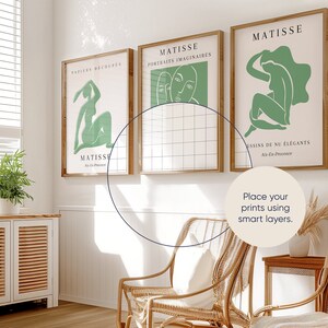 Puede incluir: Tres impresiones de arte enmarcadas con un esquema de color verde y blanco. Las impresiones presentan el nombre "Matisse" y texto en franc&eacute;s. Las impresiones est&aacute;n colgadas en una pared blanca en una habitaci&oacute;n con suelo de madera y dos sillas de mimbre.