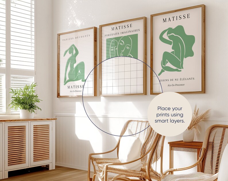 Puede incluir: Tres impresiones de arte enmarcadas con un esquema de color verde y blanco. Las impresiones presentan el nombre "Matisse" y texto en franc&eacute;s. Las impresiones est&aacute;n colgadas en una pared blanca en una habitaci&oacute;n con suelo de madera y dos sillas de mimbre.
