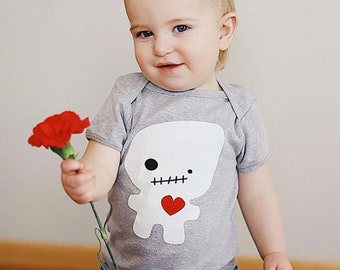 Foodoo Love Baby-Kleinkind-Kinder-T-Shirt, Kinder-Grafik-T-Shirt, Kawaii, niedlich, lustig, Voodoo, Herz, Liebe - AUF ABSTAND