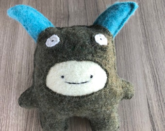 Déguisement de monstre vert Strange Foo - Pull en laine recyclée Peluche doudou Softie Art étrange poupée Sighfoo