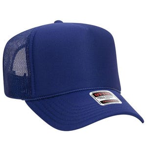 Könnte beinhalten: Marineblaue Trucker-Cap mit Mesh-Rückseite und strukturierter Vorderseite. Die Kappe hat einen gebogenen Schirm und ein kleines Etikett auf der Vorderseite. Ein klassischer Stil für den lässigen Gebrauch.