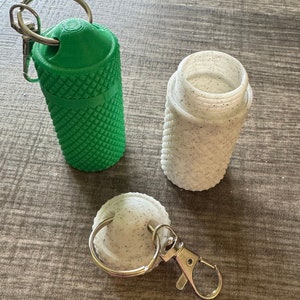 porte-clés pour bouteille de pilules | Lot de deux | Options multicolores | Flacon de voyage pour pilules | Porte-clés colorés | Impression FDM/3D