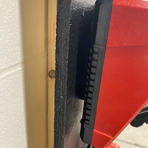 Milwaukee M-18 Ladegerät-Wandhalterung | ABS oder PETG | Haken zum einfachen Anbringen/Entfernen | FDM/3D-Druck