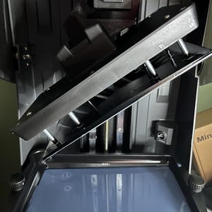 Harz - Saturn Ultra 4-Platten-Tropfhalterung | Handgeführtes Werkzeugreiniger-Add-on! | Einfach abzunehmen und zu montieren | 3D-gedruckt