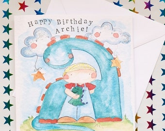 Può includere: Un biglietto di auguri per un compleanno con un'illustrazione ad acquerello di un bambino che tiene un piccolo dinosauro con un dinosauro blu più grande dietro di lui. Il biglietto dice "Buon compleanno Archie!"