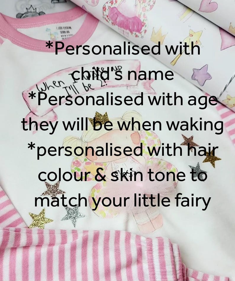 Pu&ograve; includere: Un body bianco con strisce rosa e bordino rosa. Il body presenta un disegno di una fata con una corona e un vestito rosa. Il testo sul body recita "*Personalizzato con il nome del bambino *Personalizzato con l'et&agrave; che avr&agrave; al risveglio *personalizzato con il colore dei capelli e il tono della pelle per abbinare la tua piccola fata"