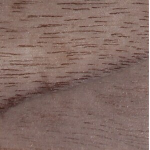 Pu&ograve; includere: Primo piano di una texture di venatura del legno marrone chiaro. Il legno ha una finitura liscia e lucida.