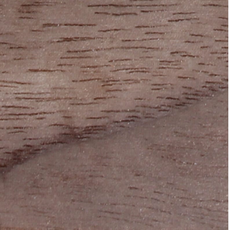 Pu&ograve; includere: Primo piano di una texture di venatura del legno marrone chiaro. Il legno ha una finitura liscia e lucida.