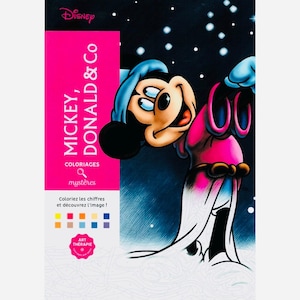 Può includere: Un libro da colorare Disney con Topolino in un completo rosa e blu su uno sfondo stellato. La copertina presenta il testo "MICKEY, DONALD & Co COLORIAGES mystères" in bianco e rosa. Il libro è progettato per l'arteterapia.