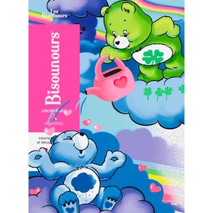 Op de afbeelding: Kleurrijke illustratie met twee Care Bears op een blauwe en paarse achtergrond. Een groene beer houdt een roze gieter vast, terwijl een blauwe beer zich eronder bevindt. De tekst "Bisounours" is ook aanwezig.
