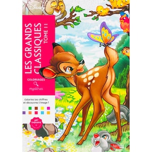 Puede incluir: Un libro para colorear de Disney Bambi, Tomo 11, con un cervatillo marrón con manchas blancas, una mariposa y otros animales del bosque. La portada tiene el texto "LES GRANDS CLASSIQUES" y "COLORIAGES mystères". El libro está diseñado para arteterapia.