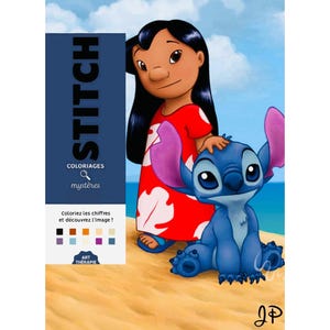 Puede incluir: Ilustración de Lilo y Stitch de la película de Disney. Lilo lleva un vestido rojo con estampados florales blancos. Stitch es azul con orejas grandes. La imagen incluye la palabra "STITCH" y el texto "Coloriages mystères".