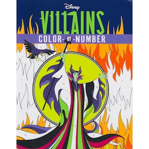Peut inclure: Un livre de coloriage par num&eacute;ros Disney Villains avec Mal&eacute;fique. La couverture a un fond bleu fonc&eacute; avec le mot "Villains" en vert et les mots "Color-by-Number" en blanc. L'image montre Mal&eacute;fique devant un cercle jaune avec un corbeau et des flammes.