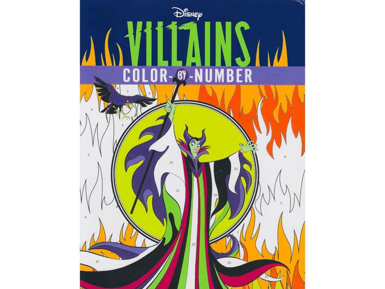 Peut inclure: Un livre de coloriage par num&eacute;ros Disney Villains avec Mal&eacute;fique. La couverture a un fond bleu fonc&eacute; avec le mot "Villains" en vert et les mots "Color-by-Number" en blanc. L'image montre Mal&eacute;fique devant un cercle jaune avec un corbeau et des flammes.
