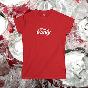 Peut inclure: T-shirt rouge avec un graphisme blanc qui dit "Cunty" dans une police stylisée.