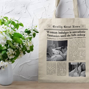 Sac fourre-tout en toile "The Really Great News : Woman indulges in unrealistic fantasies until she falls asleep" | Newspaper tote bag