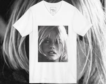 Brigitte Bardot V-Ausschnitt-T-Shirt, Unisex, aus Bio-Baumwolle – umweltfreundliches Kleidungsstück