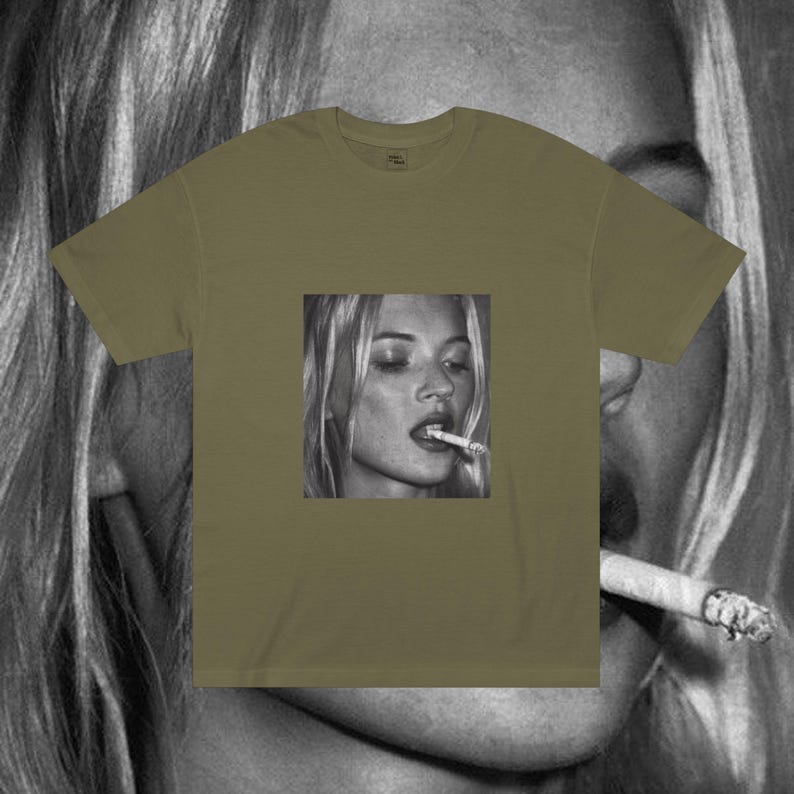 Puede incluir: Una camiseta verde con una foto en blanco y negro de una mujer fumando un cigarrillo. La mujer tiene el pelo rubio y lleva una camisa blanca.